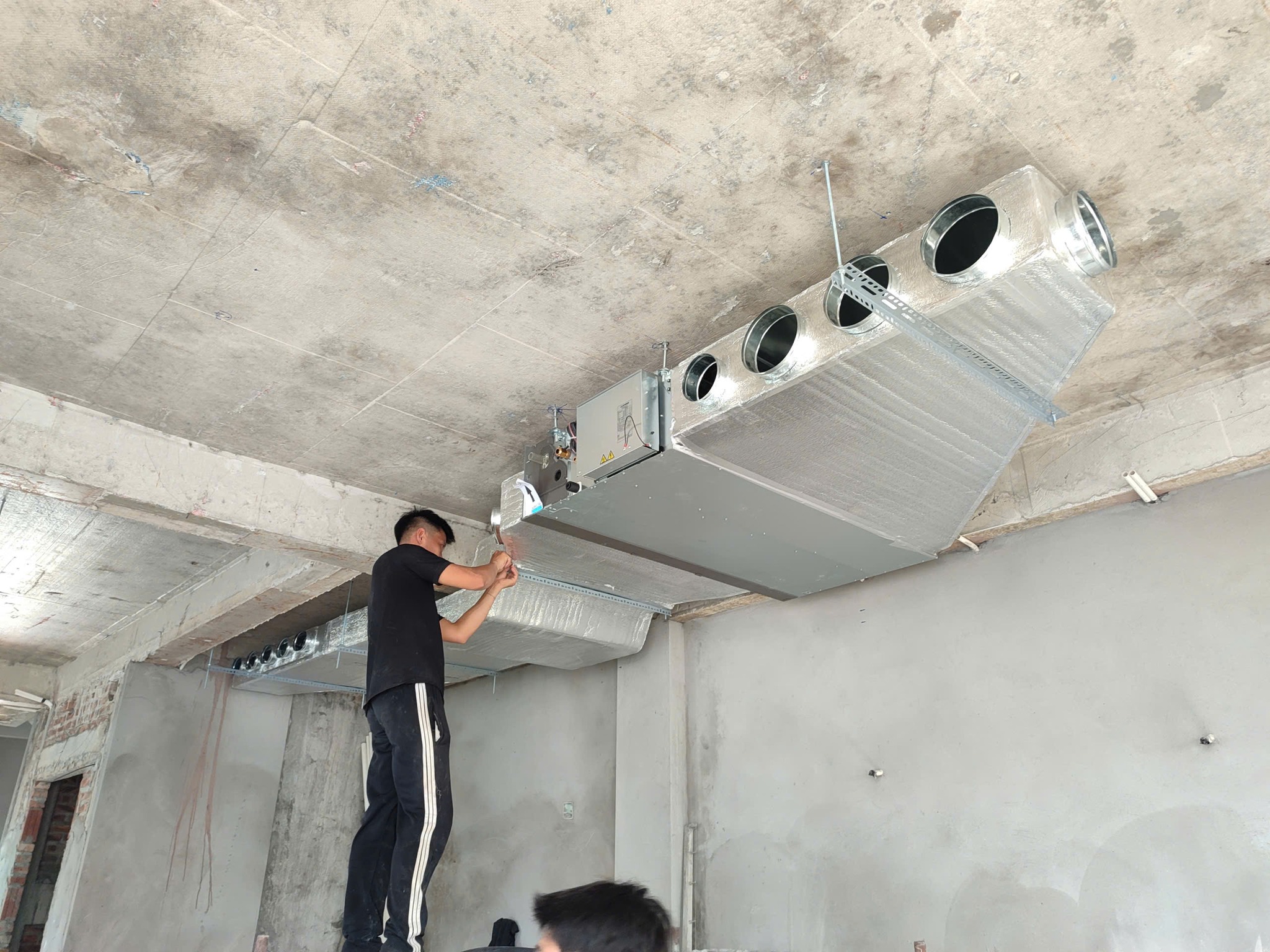 thi công lắp điều hòa ống gió ở Long Biên