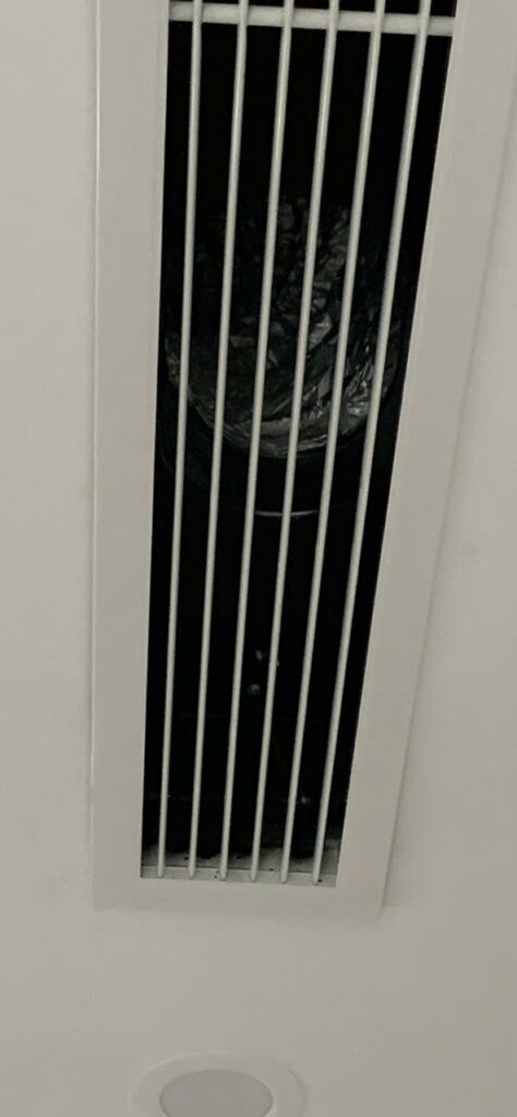 Nguyên nhân điều hòa âm trần nối ống gió bị chảy nước, động sương